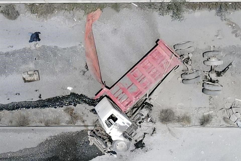 La unidad pesada quedó destruida en el camellón central.