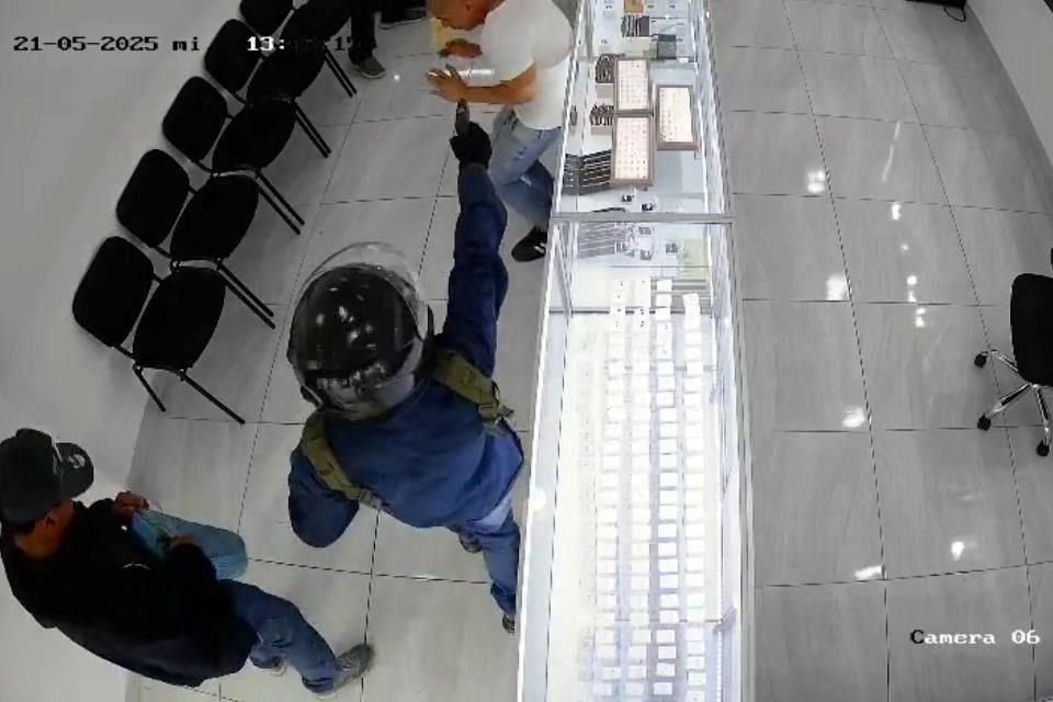 Uno de los ladrones amagó a un empleado y un cliente con una pistola.