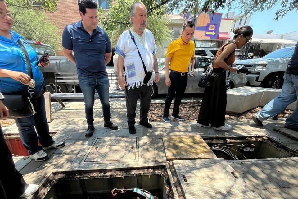 Mauricio Fernández y funcionarios de su administración realizaron un recorrido en calles del Centrito Valle.