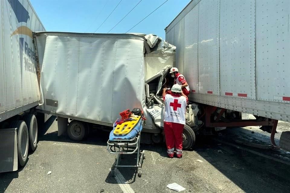 Elementos de Nuevo León Búsqueda y Rescate, Protección Civil de Escobedo y del Estado llegaron al sitio junto con paramédicos de Cruz Roja.