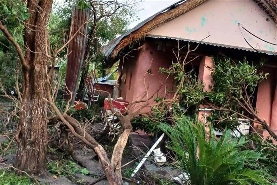 Las lluvias afectaron también casas y caminos de Cadereyta.