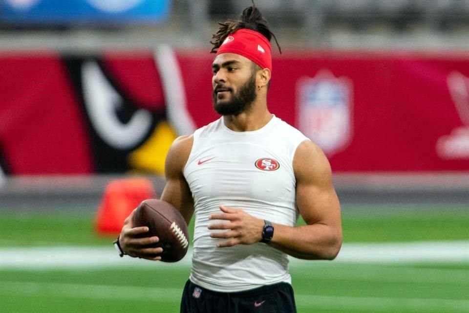 El linebacker central de los San Francisco 49ers, Fred Warner, calienta antes de un partido de la NFL.