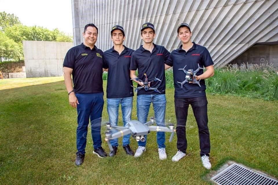 Profesor Dr. Hussein de la Torre (izq.), Eduardo Castro, Alberto Castro y Rafael Sedas.