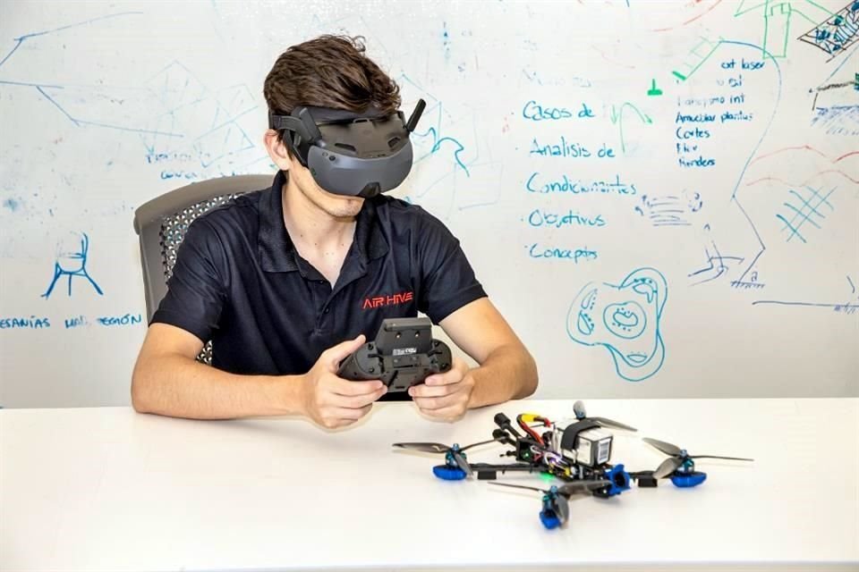 Los hermanos egresados desarrollaron un innovador kit para el ensamblaje de drones.