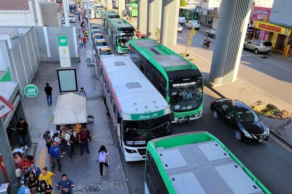 Unidades de Transmetro que llegan a Estación San Bernabé tras adecuaciones provocan caos vial en la Avenida Aztlán, afectando a conductores.