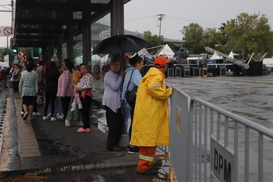 El 8 de mayo, la estructura colapsó antes de que iniciara el evento, a causa de las condiciones climáticas.