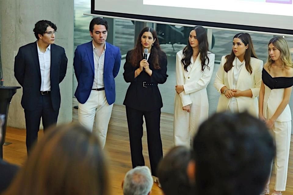 Moisés Carmona (izq. a der.), Ari Emilio Muñoz, Sofía Rodríguez Zambrano, Sofía Ávila, Ana Karen Rodríguez y Renata Ortiz, organizadores de la encuesta.