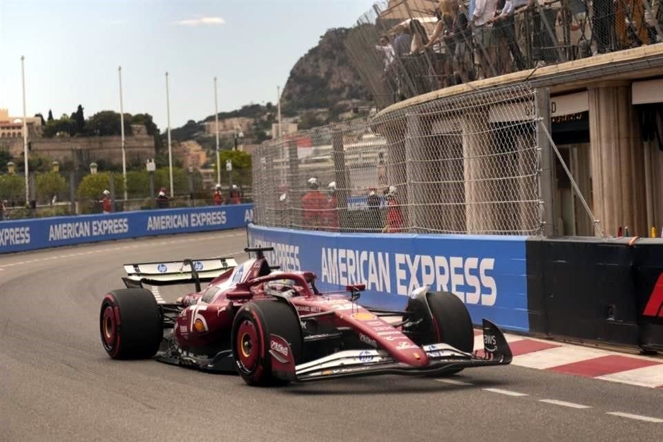 Charles Leclerc en las calles de Mónaco.