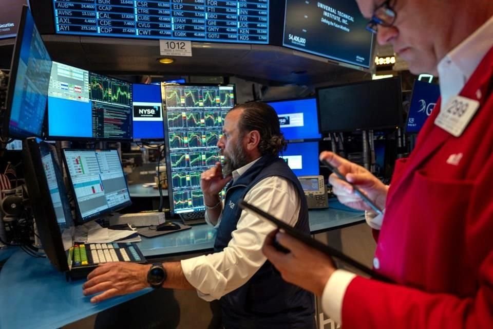 Los tres principales índices de Wall Street perdían más de 1 por ciento en las primeras operaciones del día.