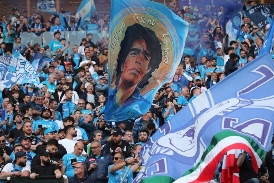 Maradona siempre presente en el estadio que lleva su nombre.