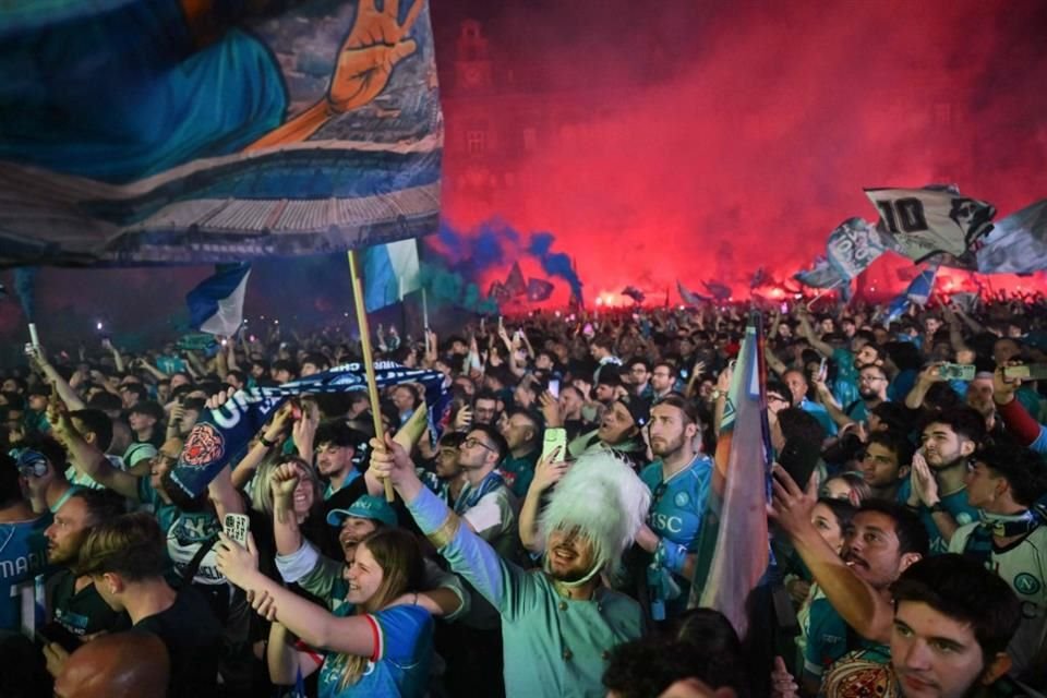 Los festejos en una de las plazas principales de Nápoles.
