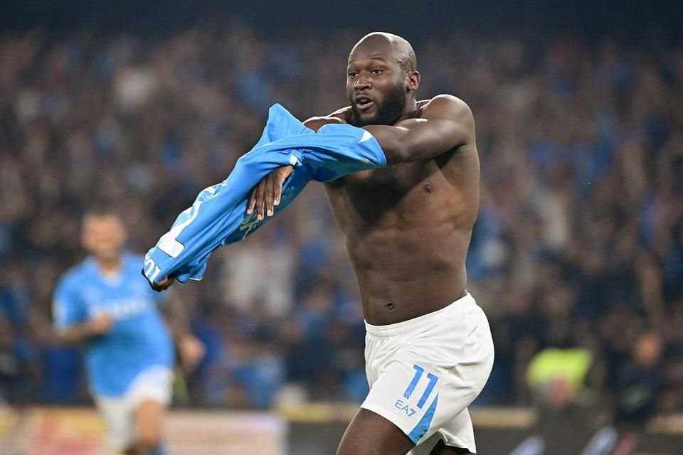 Romelu Lukaku también marcó para el triunfo napolitano.