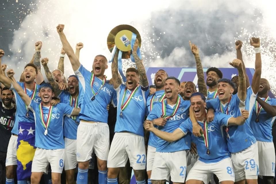 El Napoli levanta el trofeo que lo acredita como campeón de Liga de la Temporada 2024-25.