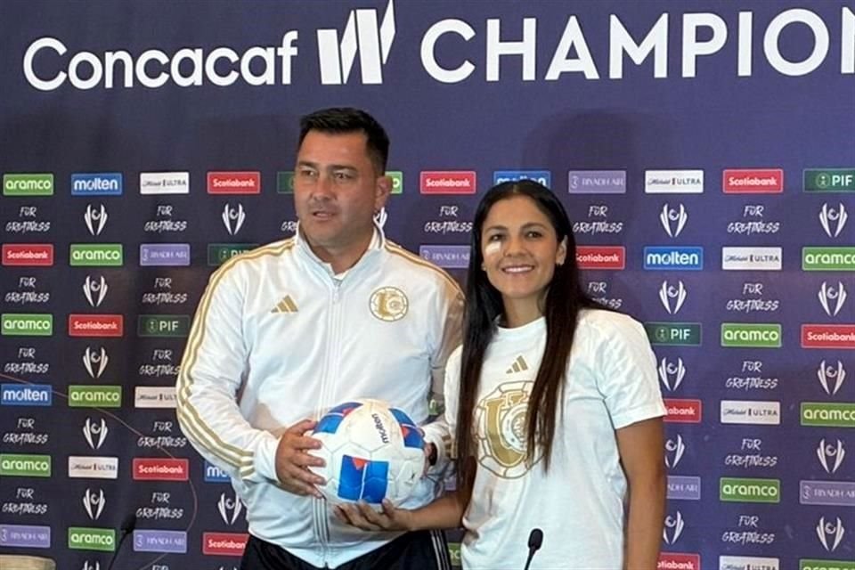 Pedro Martínez Losa, técnico de Tigres Femenil, y la capitana Cristina Ferral.