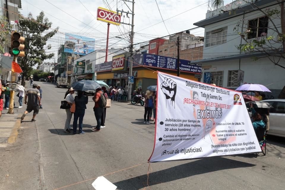 Maestros de la Ceteg bloquearon la carretera Acapulco-Pinotepa Nacional y calles en Chilpancingo, en demanda de abrogación de la Ley del ISSSTE.