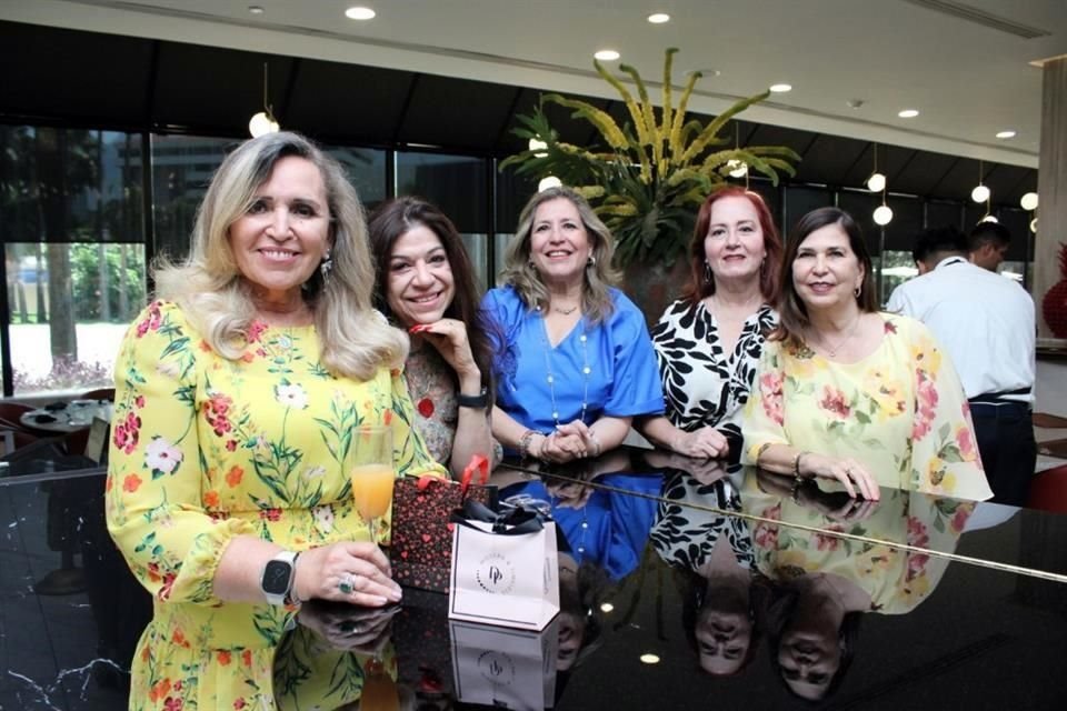 Lorena Villarreal, Lorena Magallanes, Alicia Torres de Guerra, Thelma Lackner de Bueno y Memis de Caballero