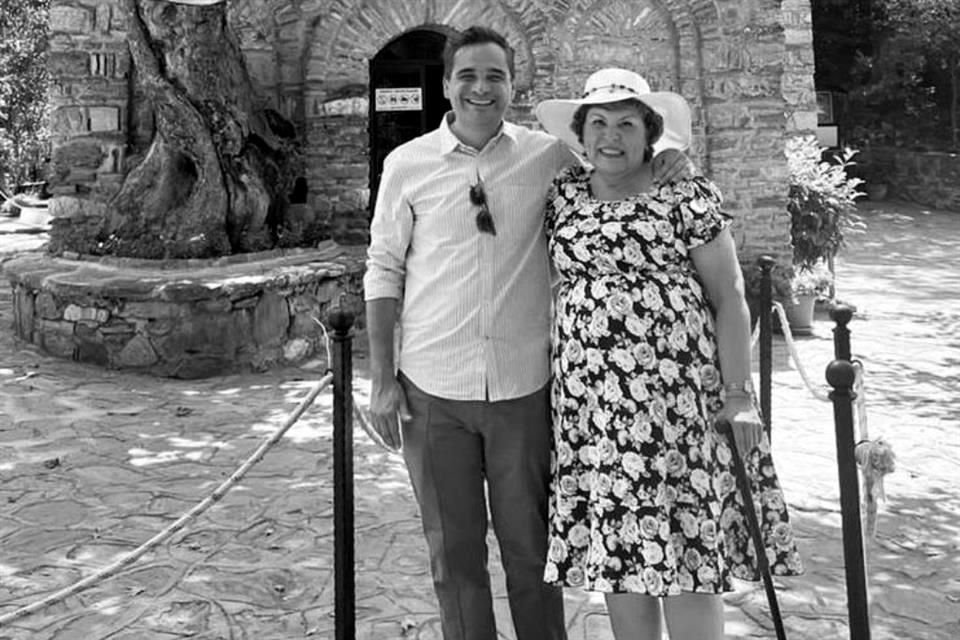 Frida Pérez de Gutiérrez junto a su hijo Miguel Ángel Gutiérrez Pérez.