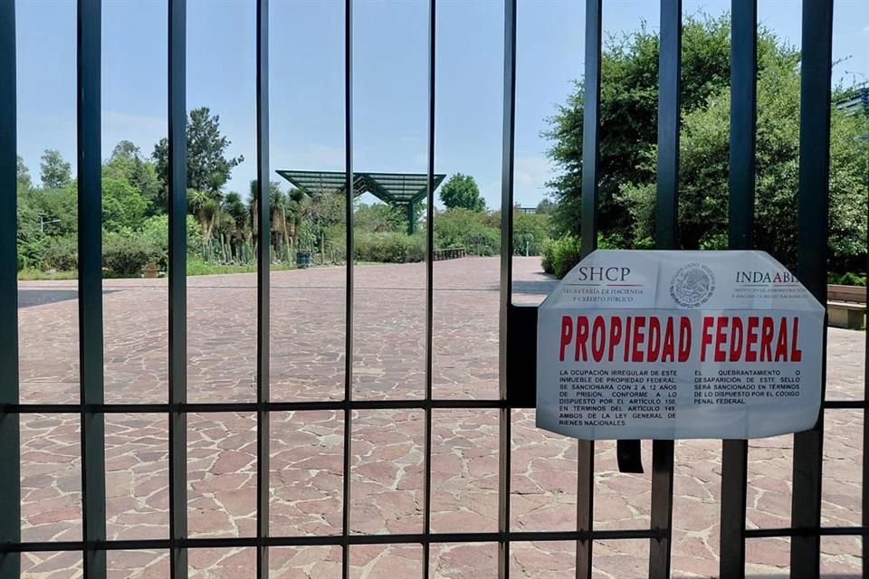 Las rejas del parque mostraron a los visitantes unas calcomanía con el letrero 'Propiedad Federal', sin ofrecer mayor explicación.