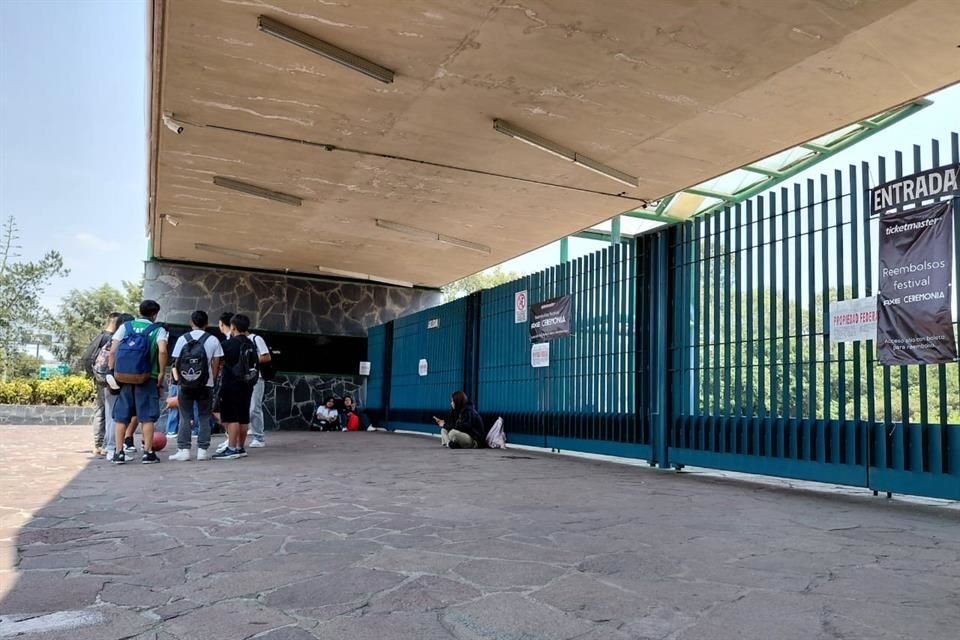 Vecinos que buscaban ingresar para ejercitarse desde temprano, encontraron este viernes 23 de mayo las rejas de entrada cerradas, tanto en el acceso principal como en el estacionamiento.