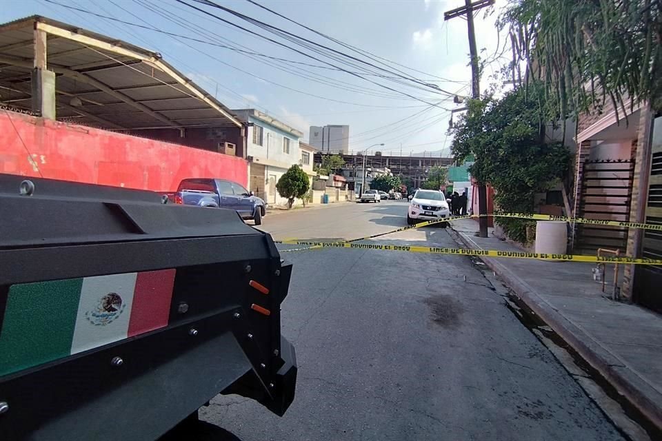 El feminicidio fue reportado minutos antes de las 17:00 horas, en el cruce de las calles Michoacán y Cuautla, en la Colonia Morelos.