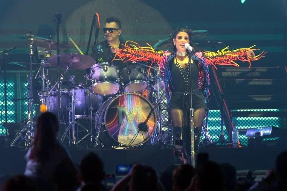 La adrenalina que generaron con su nueva producción se sintió desde que la banda apareció en el escenario, a las 21:36 horas.