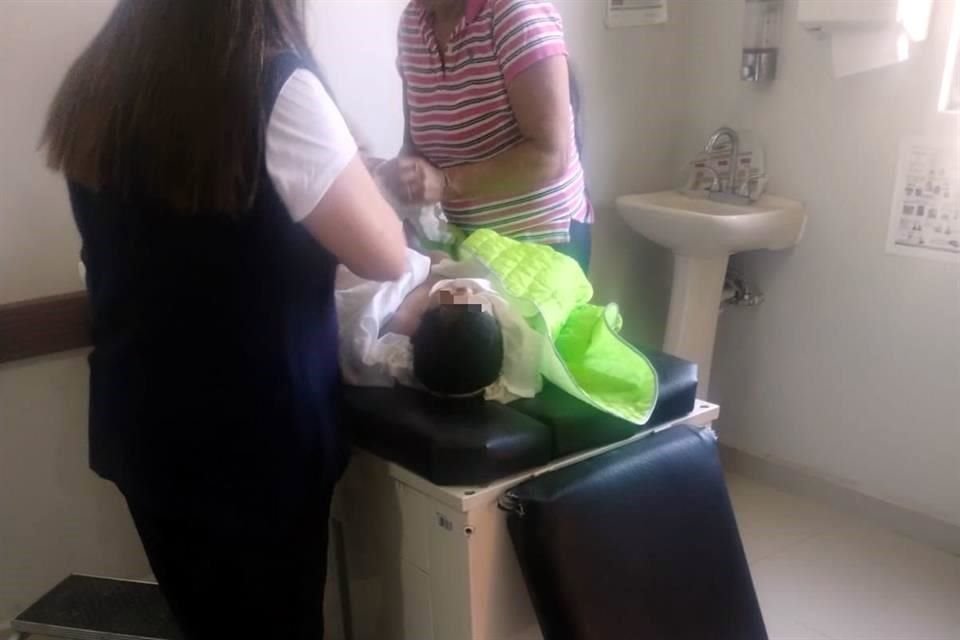 Un policía de Fuerza Civil reanimó a la bebé que, presuntamente cayó en una cubeta con agua.