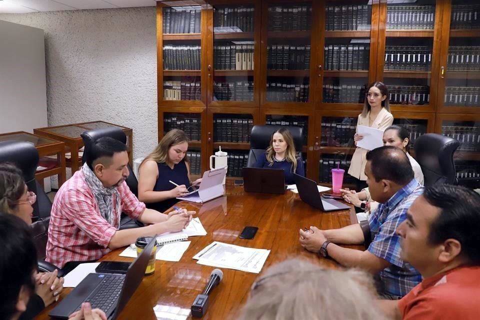 Integrantes de colectivos se reunieron ayer con Aile Tamez, presidenta de la Comisión de Movilidad del Congreso Local.