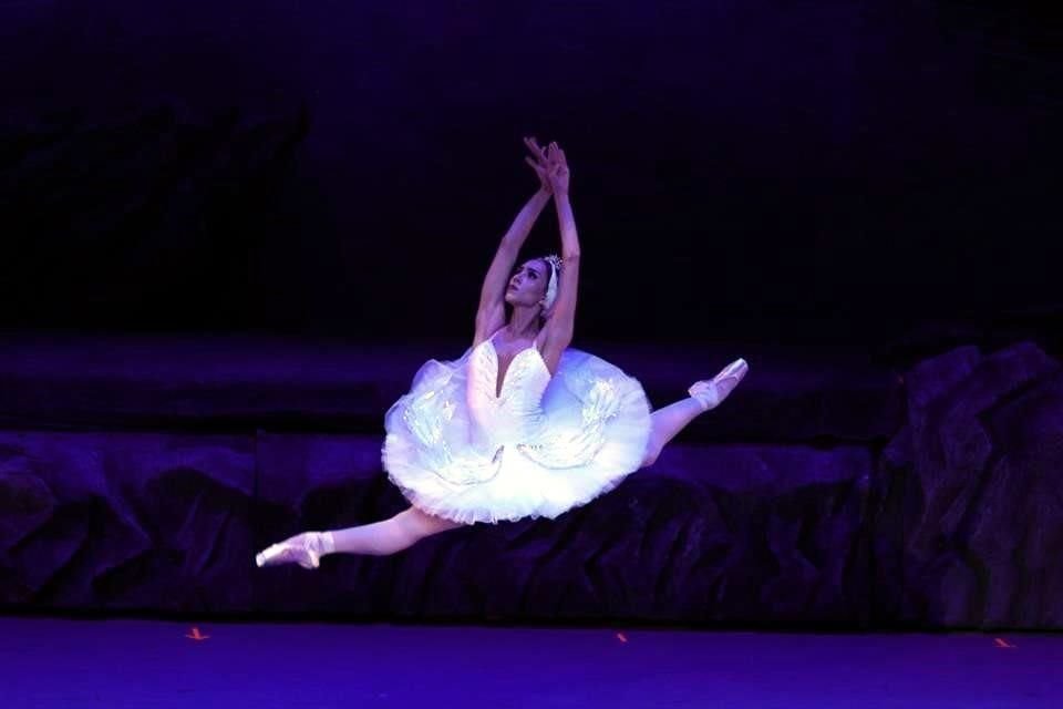El público -en su mayoría jóvenes- estuvo entusiasta, ovacionando con calidez las ejecuciones de los bailarines de principio a fin.