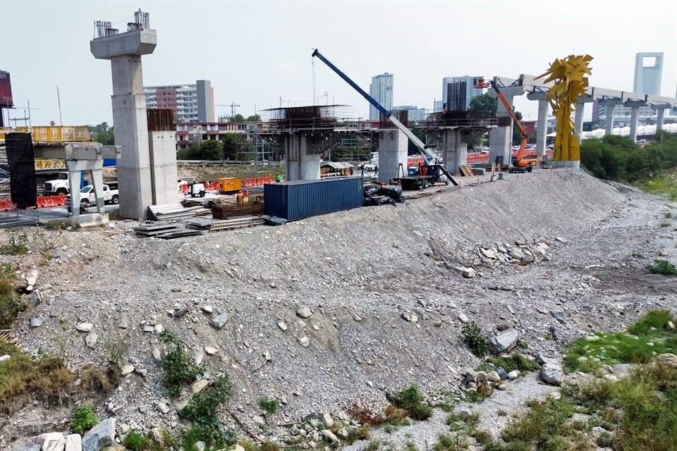 El cauce del Río Santa Catarina se ve afectado por las montañas de escombro que los trabajadores sacan de la obra.