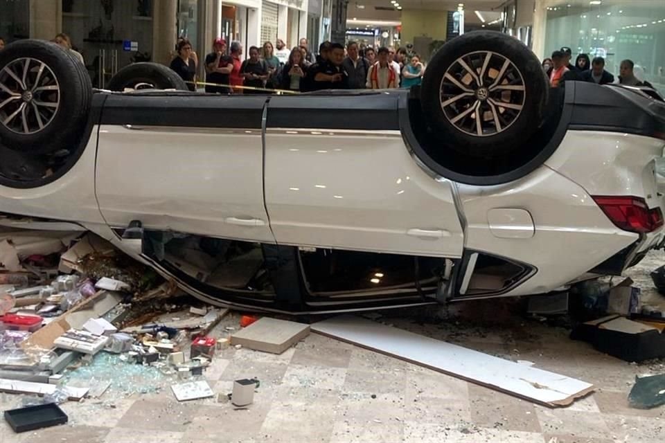 La plaza fue desalojada y el resto del día quedó cerrada al público. 