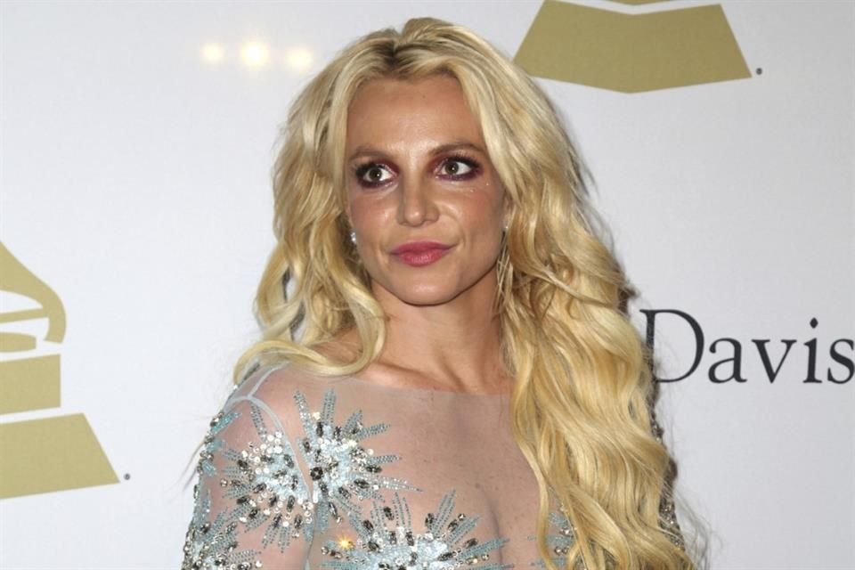 De acuerdo con TMZ, durante el vuelo Spears, de 43 años también consumió alcohol -al parecer por primera vez vodka, según confesó-.