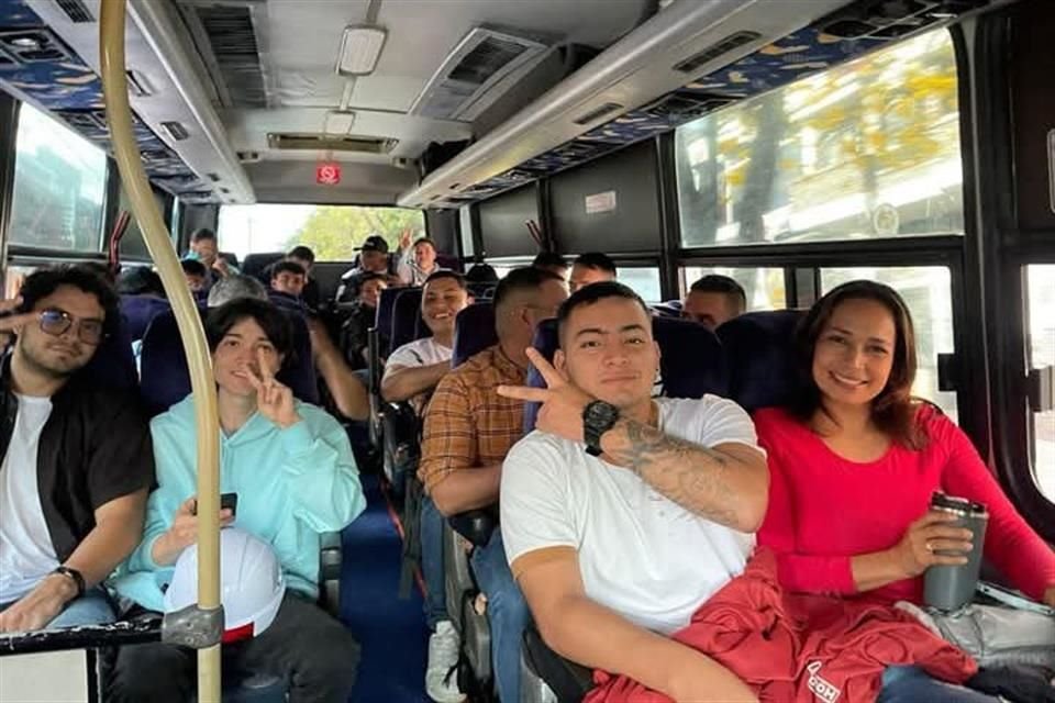 Al menos 10 estudiantes universitarios murieron y otros 11 resultaron heridas cuando el autobús en el que viajaban salió de un puente.