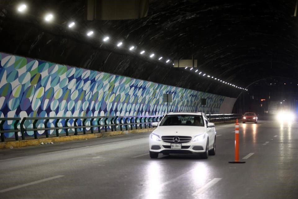 El mural abarca 8 mil metros cuadrados a lo largo de los 2 kilómetros de largo.