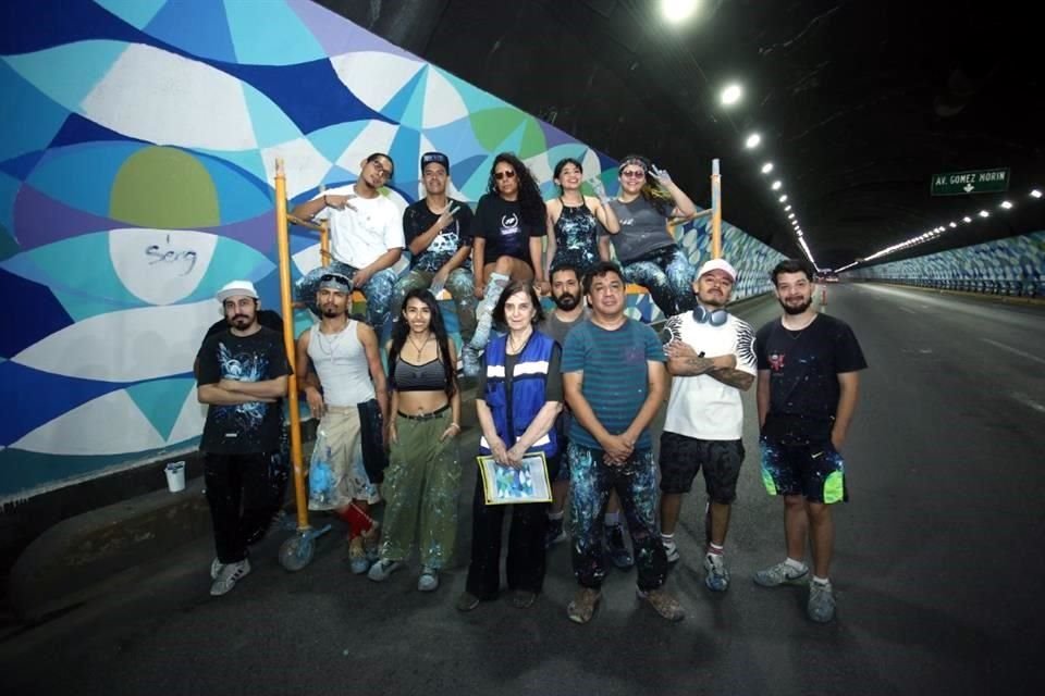 Ximena Subercaseaux (centro) al frente de algunos artistas que trabajaron durante dos meses en el mural.