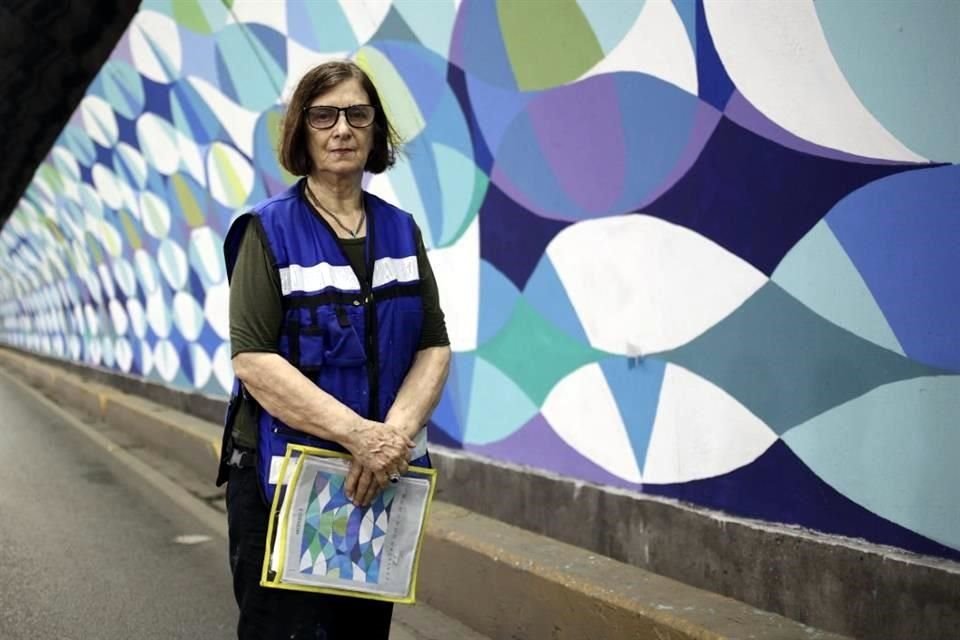 Ximena Subercaseaux junto a su mural en la Loma Larga.