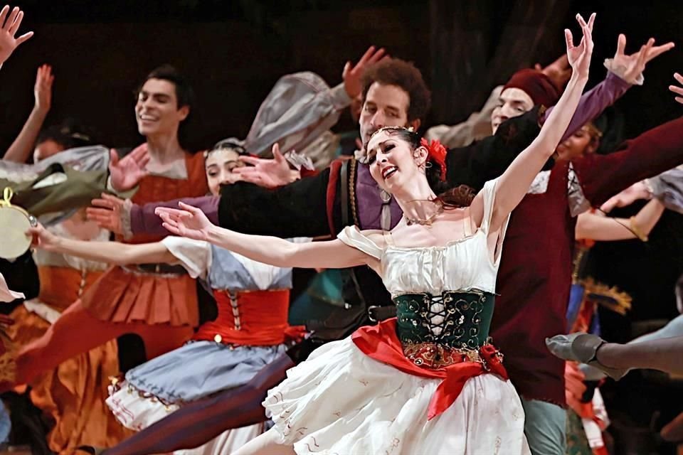La regia personificará a los cisnes Negro y Blanco en la puesta del Ballet de Monterrey.