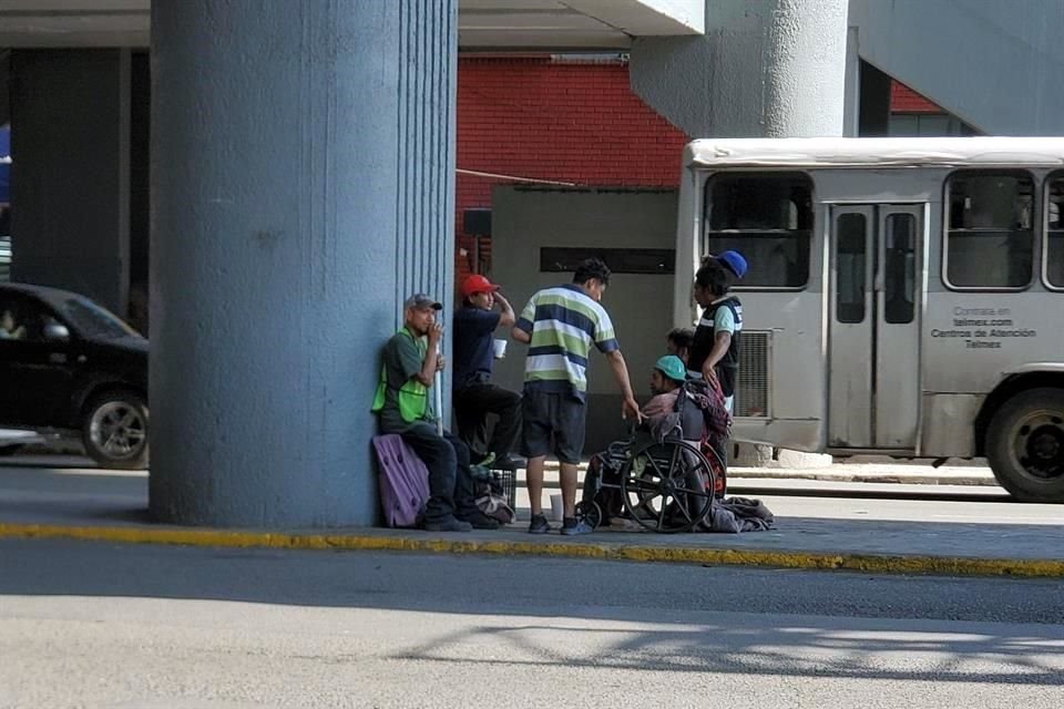 Un grupo de indigentes suele quedarse en el camellón central de la Avenida Colón, entre Cuauhtémoc y Pino Suárez, donde es frecuente verlos tomando alcohol.