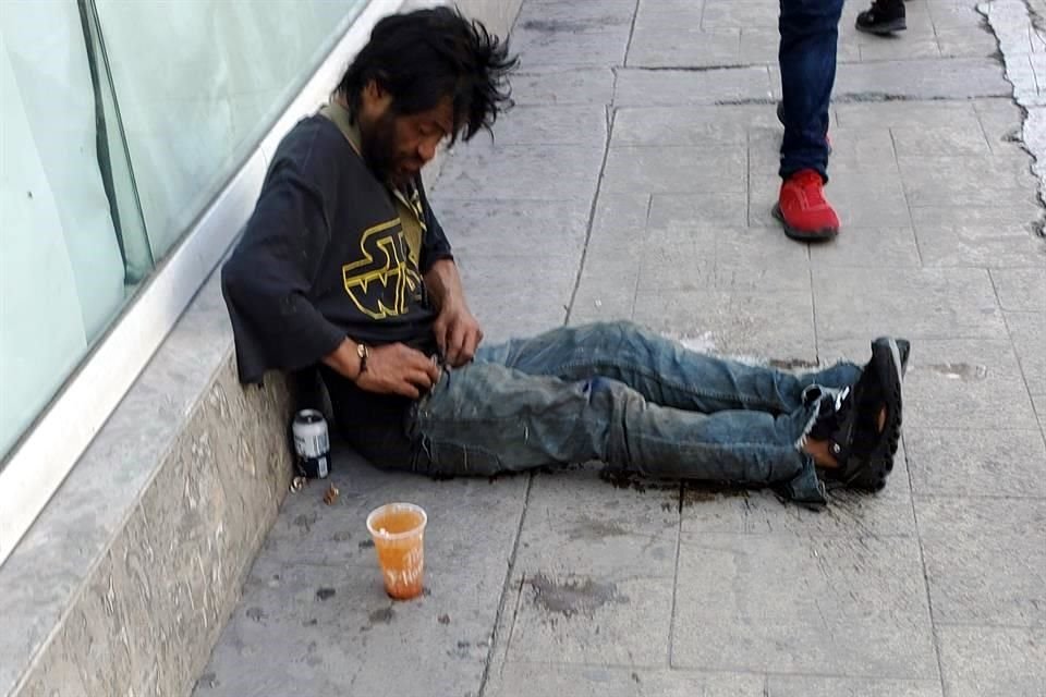 Por la noche, al presuntamente estar intoxicados, se muestran agresivos con quienes no acceden a darles dinero.