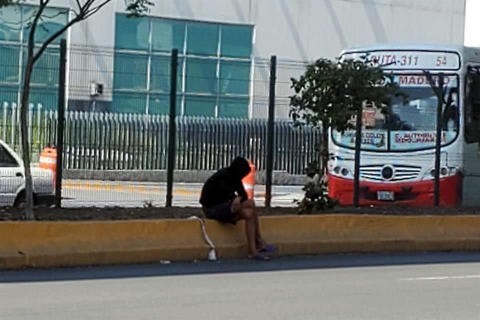 Estas personas acostumbran a pedir limosna o limpiar parabrisas de vehículos para conseguir dinero y embriagarse, indicaron usuarios del transporte público.