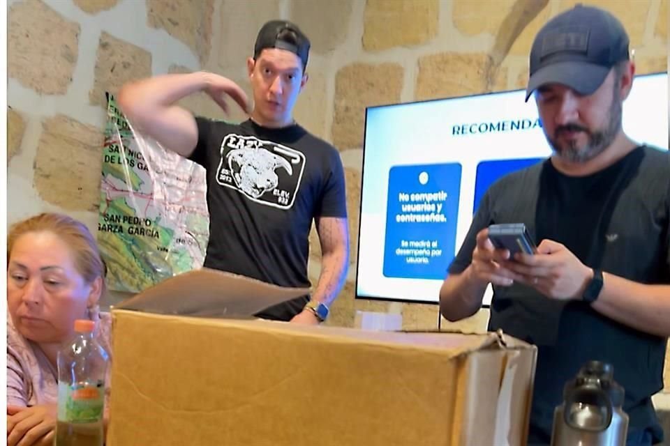 En una imagen captada durante una de las reuniones de 'capacitación' a las que son obligados a asistir los burócratas estatales se evidenció este tipo de mensajes.