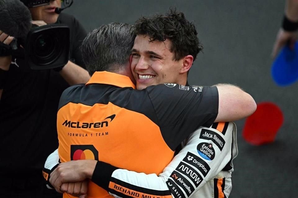 Con Zak Brown, el británico celebra su segundo triunfo en la presente temporada de F1.