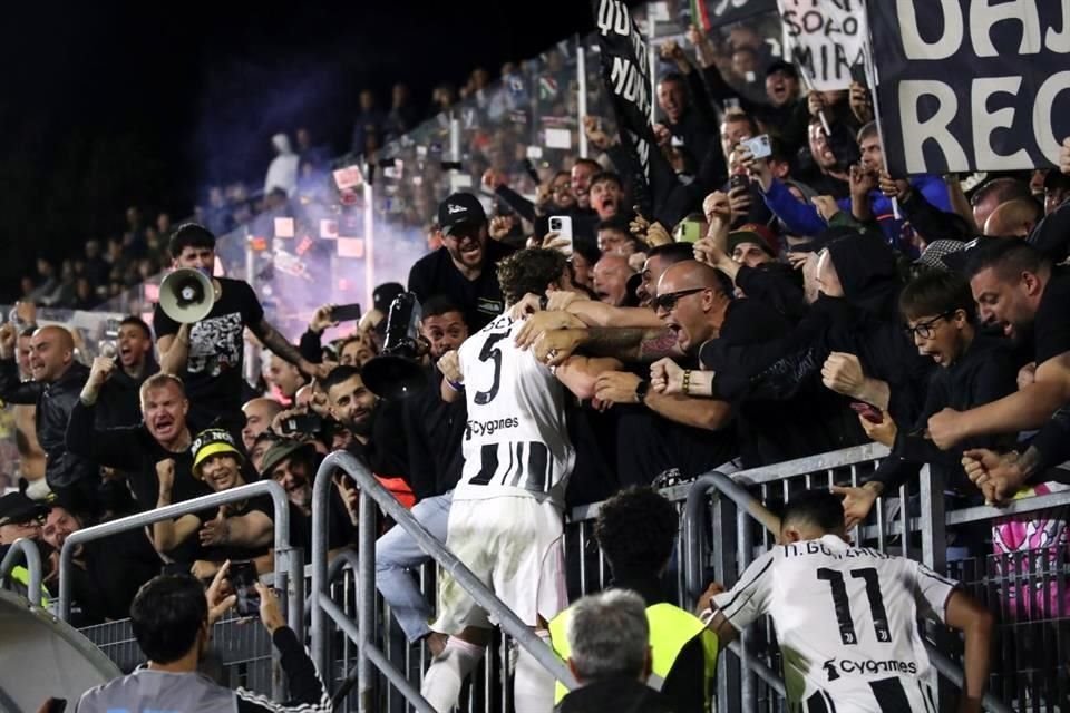 Manuel Locatelli, de la Juventus, celebra su gol anotado por la vía del penalti, ante el Venezia en el estadio Pierluigi Penzo.