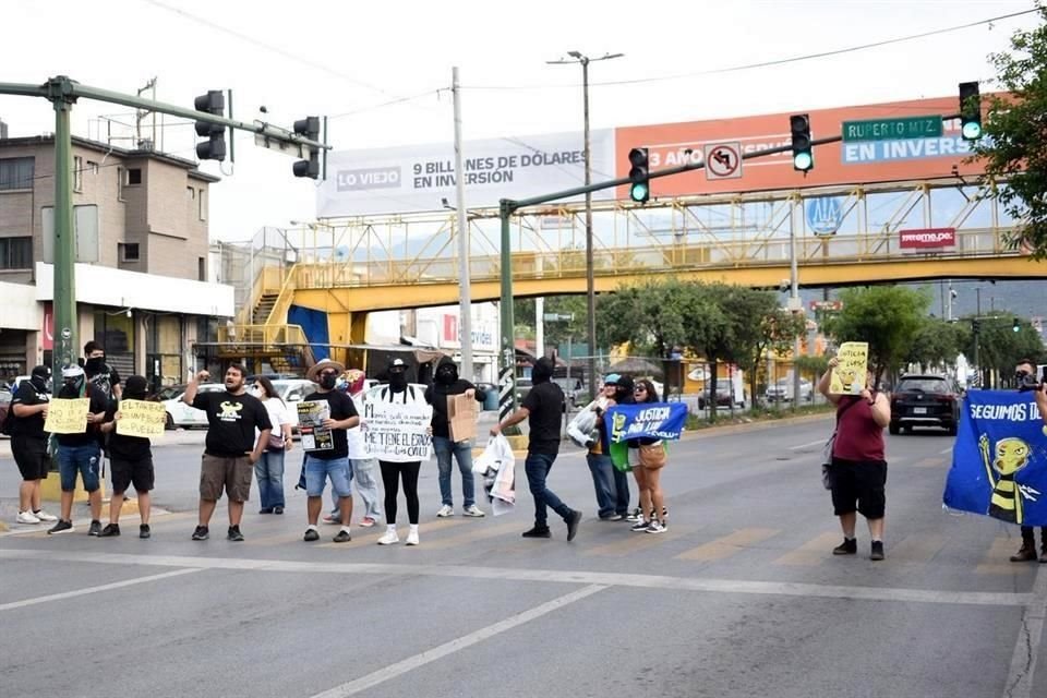 Miembros del colectivo Voz de los Usuarios bloquean Venustiano Carranza al exigir justicia en caso de compañero en arraigo domiciliario.