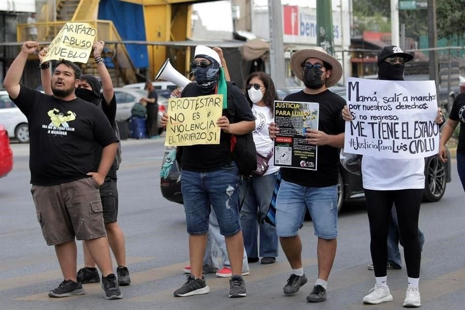 Miembros del colectivo Voz de los Usuarios bloquean Venustiano Carranza al exigir justicia en caso de compañero en arraigo domiciliario.