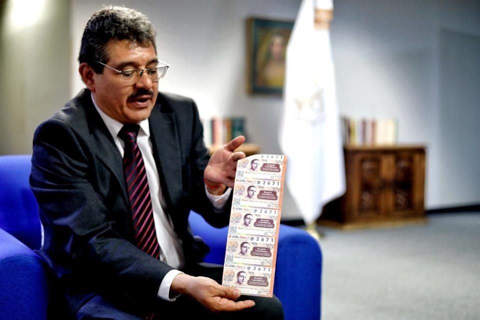 Joaquín Lozano, director del Acervo Histórico Diplomático, muestra la serie de la Lotería Nacional, que jugó este domingo, dedicada a la escritora.