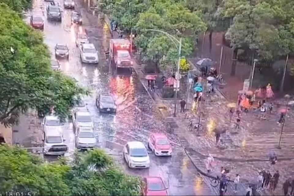 Servicios de emergencia atienden un encharcamiento en Avenida Juárez.