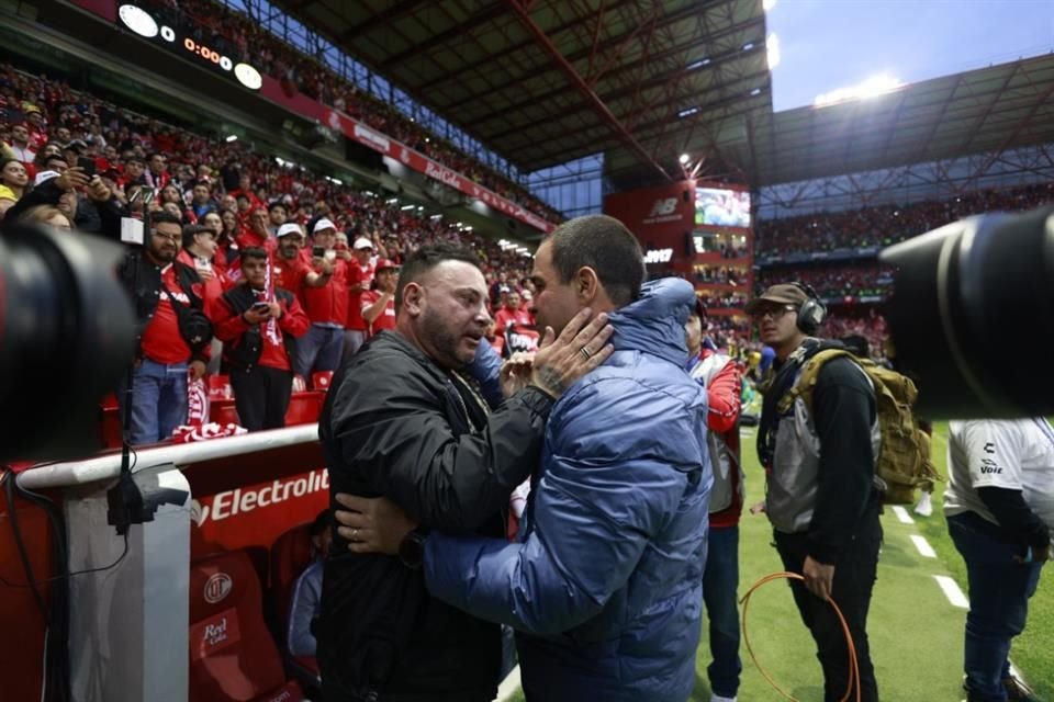 André Jardine y Antonio Mohamed se fundieron en un abrazo.