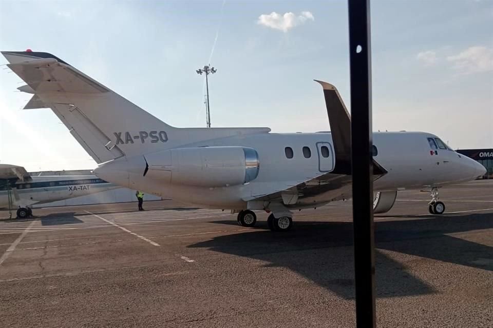 Avión privado en el que llegó el Gobernador morenista, Julio Menchaca.