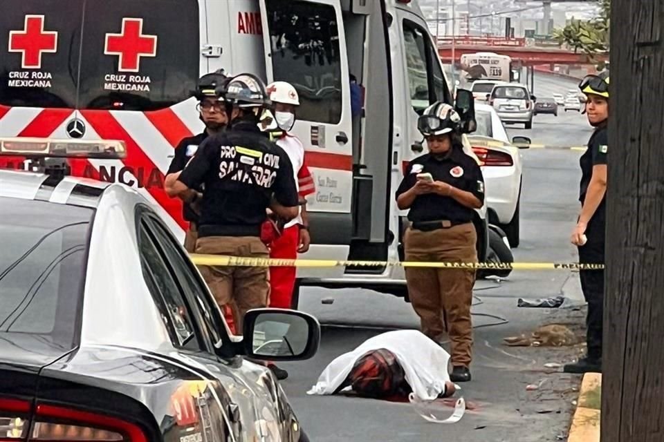 Un motociclista fallece tras derrapar en la Avenida Díaz Ordaz, en San Pedro, frente a la Clínica 58 del IMSS.