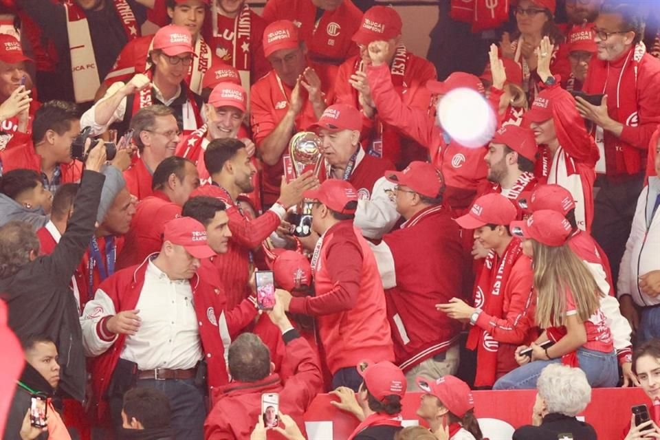 Alexis Vega, en un gran gesto, le subió el trofeo y una medalla de campeón al dueño del Toluca, Valentín Díez.